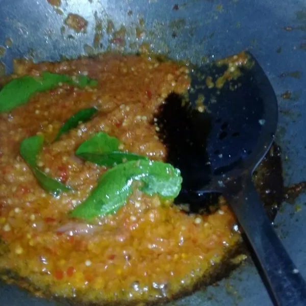 Lalu tambahkan garam, kaldu bubuk, gula pasir dan kecap manis, aduk rata.