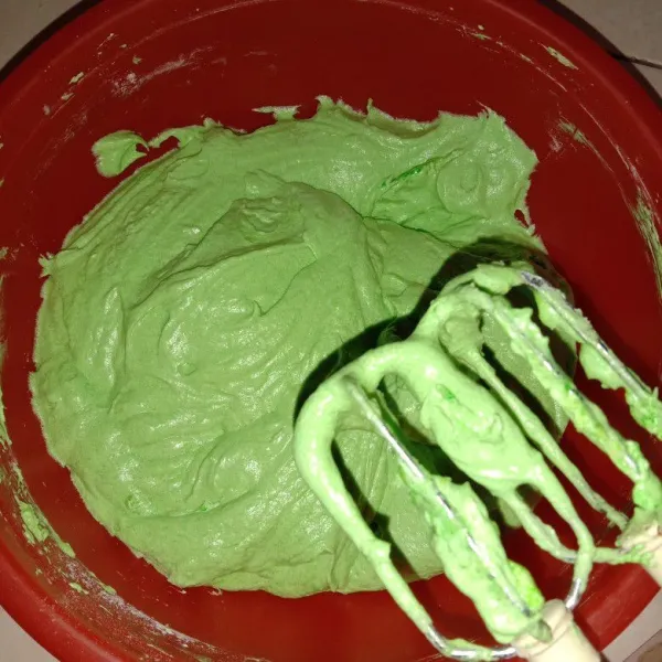 Siapkan bahan bahan untuk membuat Butter Cake Pandan. 250 gram margarin, 190 gram gula pasir, 150 gram susu cair full cream, 4 butir telur, 2 sdt perisa pandan, 1 sdt baking powder, 350 gram tepung terigu. Mixer sampai warna berubah menjadi pucat dan mengembang. Masukkan telur yang sudah dikocok secara perlahan hingga tercampur rata. Lalu masukkan tepung terigu dan susu cair full cream secara bergantian hingga habis dan adonan menjadi rata.