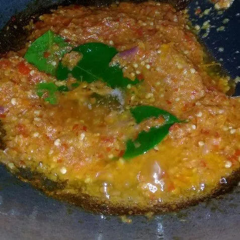 Lalu tumis bumbu yang sudah dihaluskan dengan ditambah 5 sdm minyak goreng dan daun jeruk, tumis hingga bumbu harum.