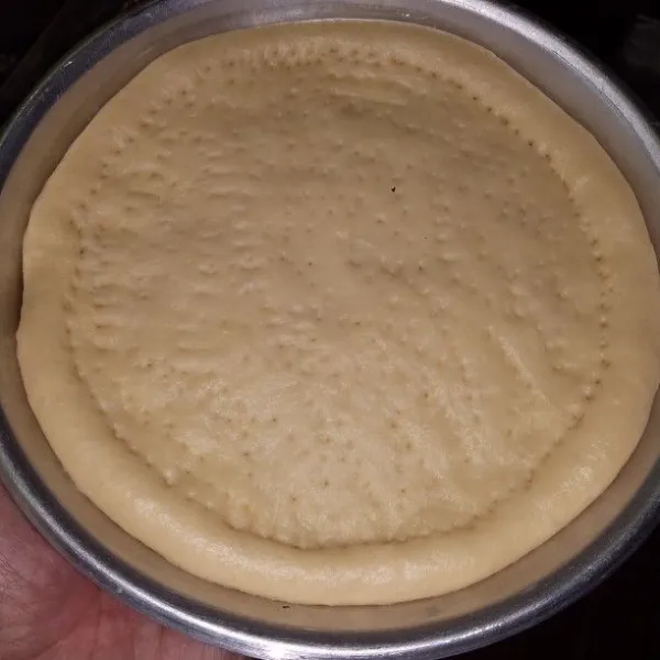 Olesi loyang dengan margarin. Pipihkan adonan dengan rolling pin. Letakan ke dalam loyang dan tusuk-tusuk dengan garpu. Tutup adonan dengan serbet. Diamkan selama 60 menit.