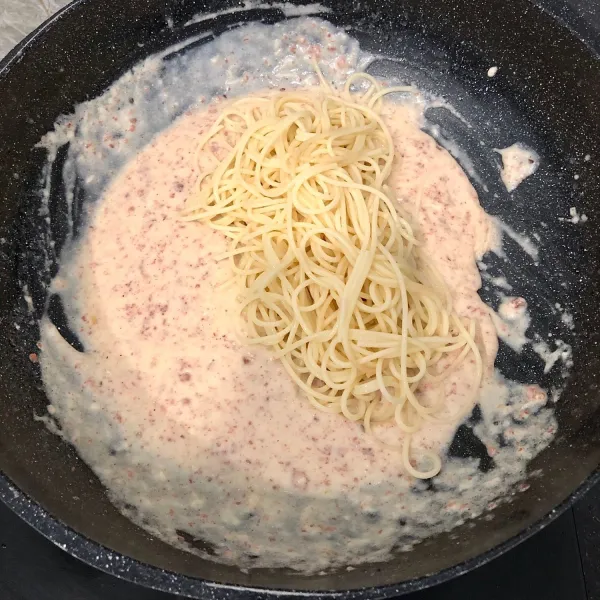 Setelah itu masukkan spaghetti lalu aduk hingga rata. Angkat dan siap disajikan.