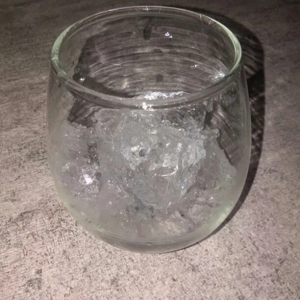 Tata es batu dalam gelas.