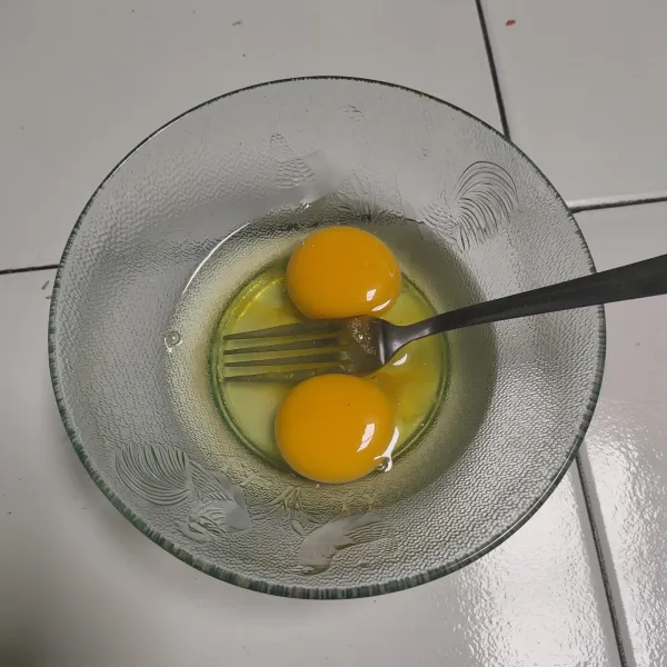 Pecahkan telur, kocok lepas.