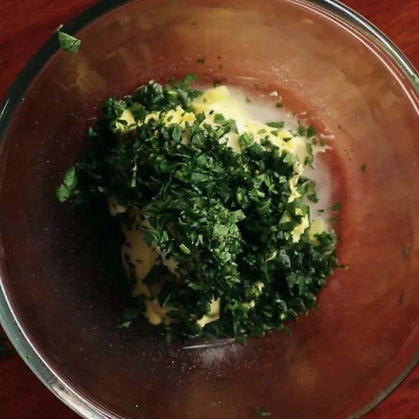Campurkan margarin, bawang putih halus dan parsley.