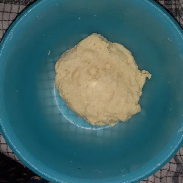 Campurkan semua bahan dought kecuali garam dan minyak goreng. Tuang susu cair sedikit-sedikit sambil diuleni hingga setengah kalis.