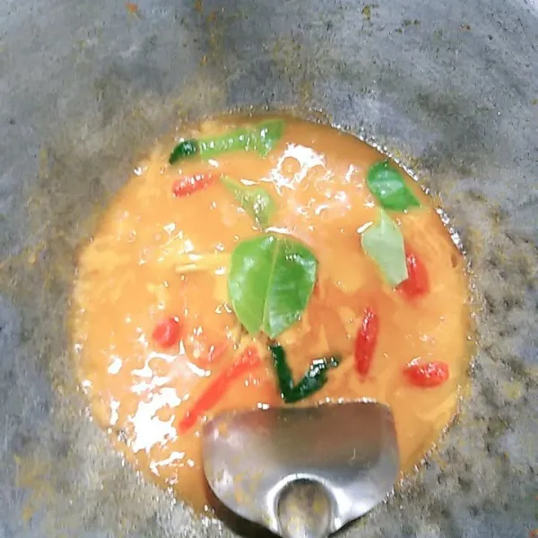 Masukkan bumbu daun dan beri air. Masak sampai mendidih.