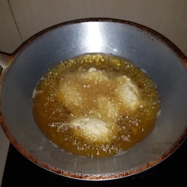 Ambil 1 sendok makan adonan, masukkan ke dalam minyak panas. Goreng perkedel tahu hingga berwarna golden brown. Angkat dan tiriskan.