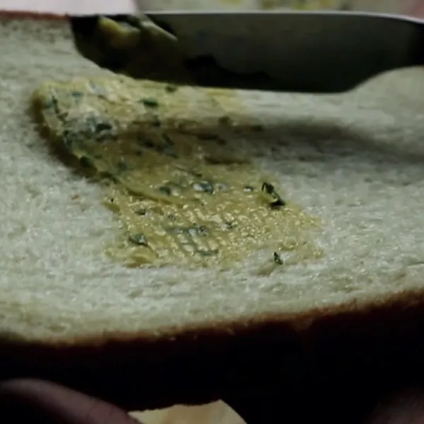 Oles kedua sisi roti dengan margarin yang sudah diracik.