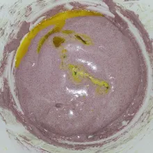 tambahkan butter yang sudah dilelehkan, aduk rata.