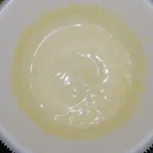 Cake Talam Ubi Ungu : kocok 2 butir telur hingga mengembang.