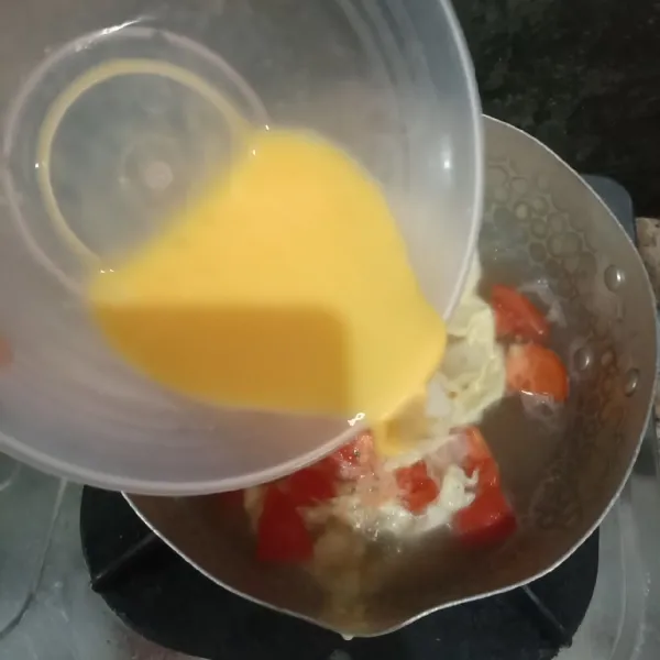 Lalu masukkan telur. Aduk memutar. Tambahkan garam, kecap asin, lada bubuk dan gula pasir. Aduk rata.