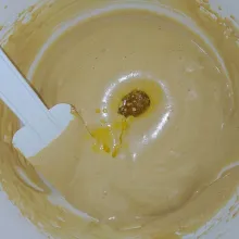 tambahkan butter yang sudah dilelehkan, aduk rata.