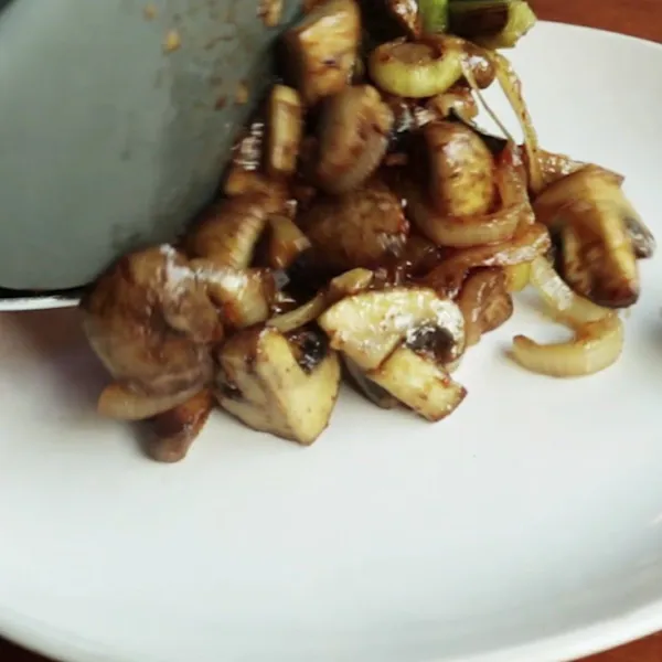 Tumis jamur bawang siap disajikan.