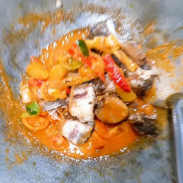 Masukkan ikan bumbu pelengkap. Aduk-aduk rata dan koreksi rasa. Sajikan.