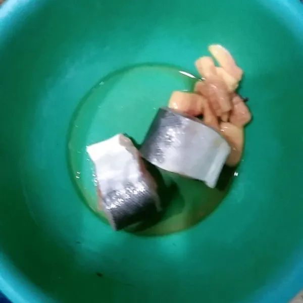 Cuci bersih ikan. Potong-potong lalu siram air jeruk. Diamkan selama 5 menit.