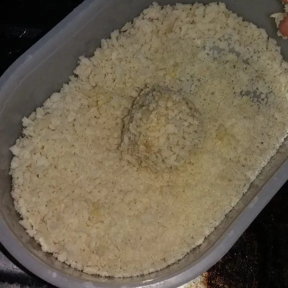 Kemudian bahan dimasukkan ke dalam tepung roti.