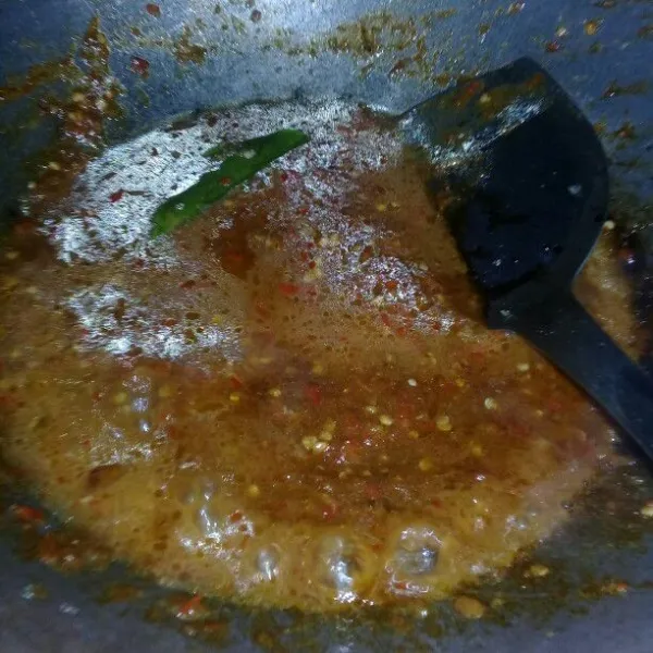 Lalu beri air sebanyak 100 ml, masak hingga airnya mendidih.