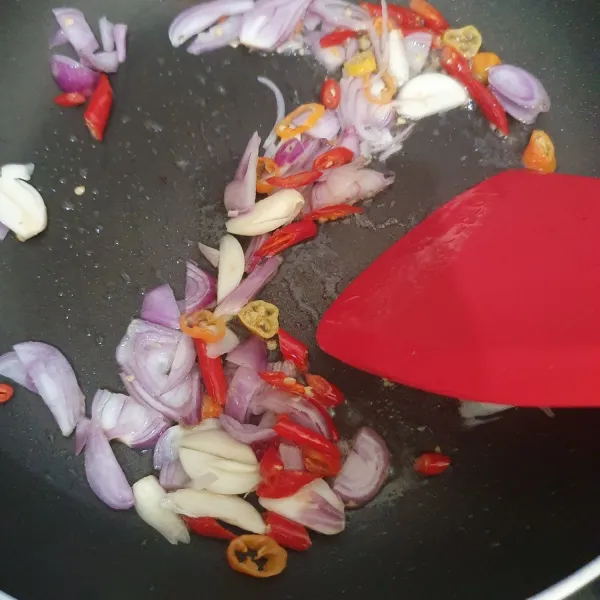 Tumis bawang merah, bawang putih dan cabe hingga harum.