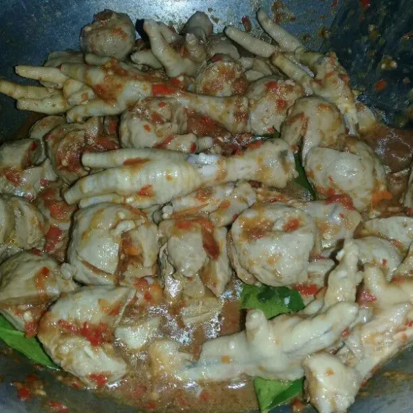 Aduk rata, masak hingga air menyusut dan cicipi, lalu matikan api, sajikan baso dan ceker mercon dengan ditaburi bawang goreng dan kucuri dengan air perasan jeruk limo. Ceker dan bakso mercon siap disajikan.