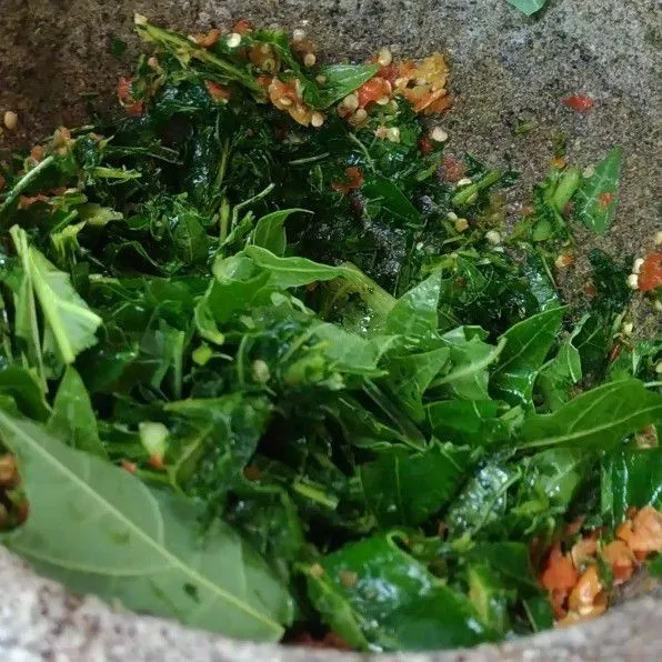 Tambahkan daun pepaya.