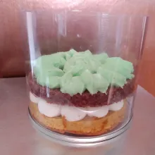 susun cake secara berlayer bergantian dengan whippcream. kemudian taburi atasnya dengan gula merah bubuk. masukkan kedalam lemari es selama 30 menit. Sajikan dingin lebih nikmat.