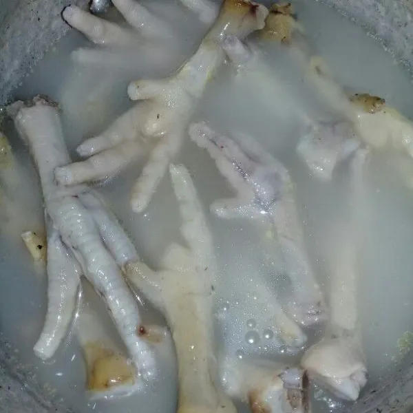 Bersihkan ceker ayam, lalu rebus hingga ceker matang.