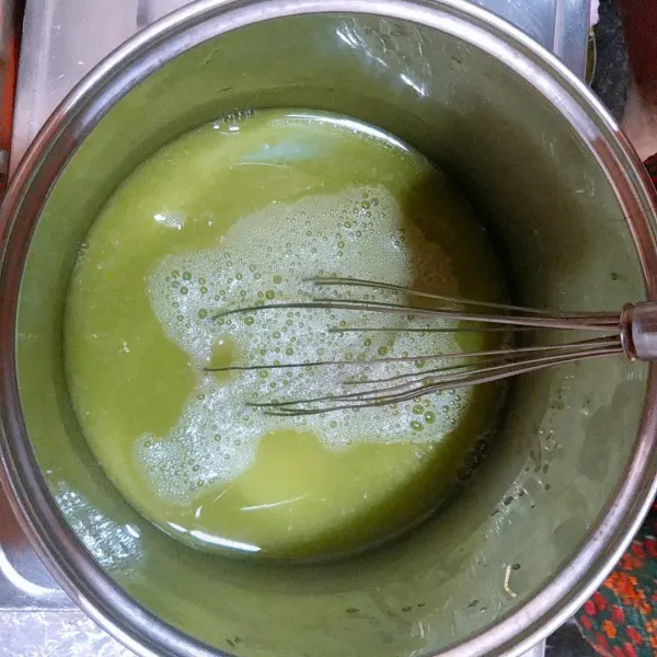 Masukkan pasta pandan. Aduk dan masukkan telur sambil terus diaduk aduk sampai mendidih. Aduk biar terbentuk lumutnya lalu matikan kompor.