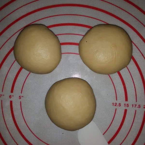 Masukkan garam dan minyak goreng. Uleni hingga kalis elastis. Bagi adonan 3 bagian lalu bulatkan.