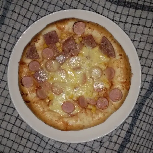 Panaskan oven. Panggang pizza selama 10 menit rak tengah. Kemudian pindah rak atas selama 10 menit. Gunakan api besar. Atau sesuaikan suhu oven masing-masing. Setelah berwarna keemasan, angkat. Tambahkan toping saus sambal dan mayonaise.