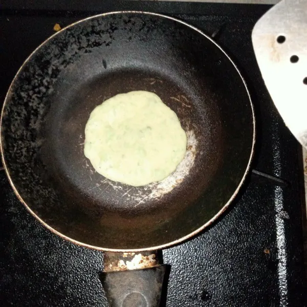 Oleskan mentega pada teflon, lalu masukkan adonan 1-2 sdm ke dalam teflon tadi