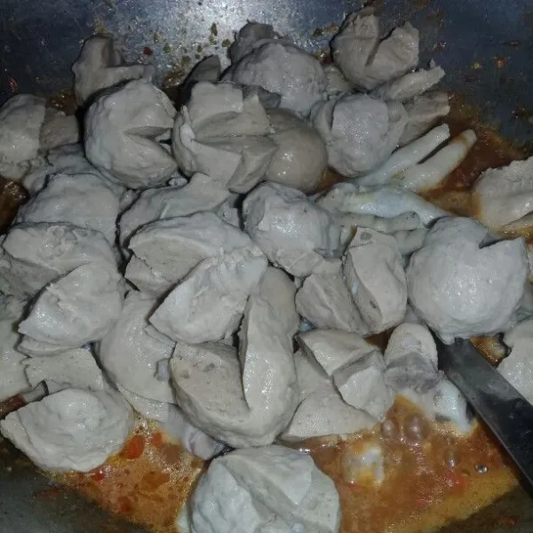 Lalu masukkan baso sapi yang tadi sudah direbus.