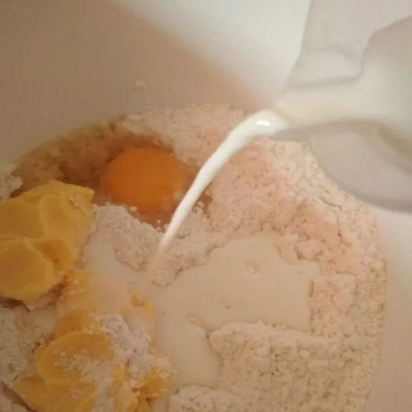 Campur tepung terigu, gula, ragi, mentega, dan telur. Lali masukkan susu hangat