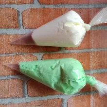 Coconut Whippcream : campurkan semua bahan, mikser hingga mengembang. bagi 2 adonan beri pasta pandan pada salah satunya, masukkan kedalam piping bag.