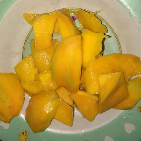 Potong buah mangga kweni sesuai selera.