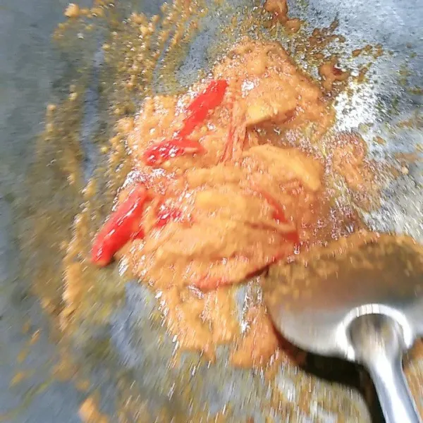 Haluskan bumbu. lalu tumis dalam minyak panas.