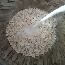 Campurkan oatmeal dan susu lalu dibenyek"