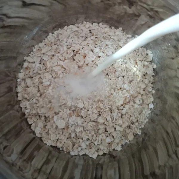 Campurkan oatmeal dan susu lalu dibenyek"