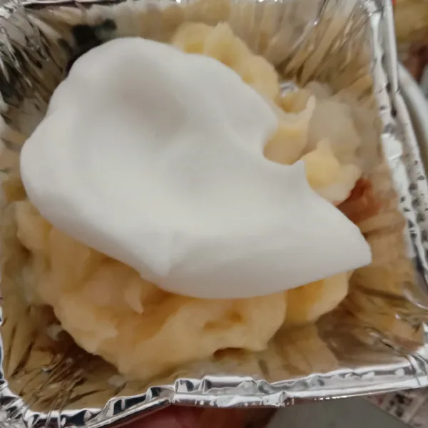 Ambil cetakan aluminium foil, masukkan bahan A kemudian tambahkan bahan C