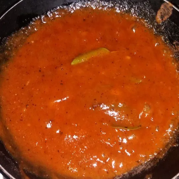 Tambahkan saus sambal, saus tomat, gula, garam, dan saus tiram. Cicipi dan masak hingga matang