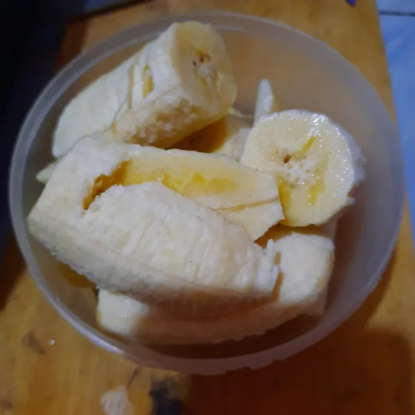 Potong dan belah pisang raja.