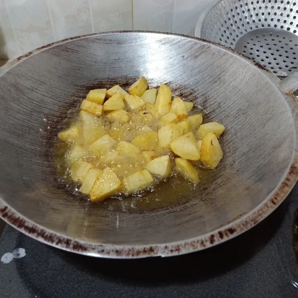 Cuci bersih kentang, kemudian goreng sampai berwarna kuning kecoklatan, angkat dan tiriskan.