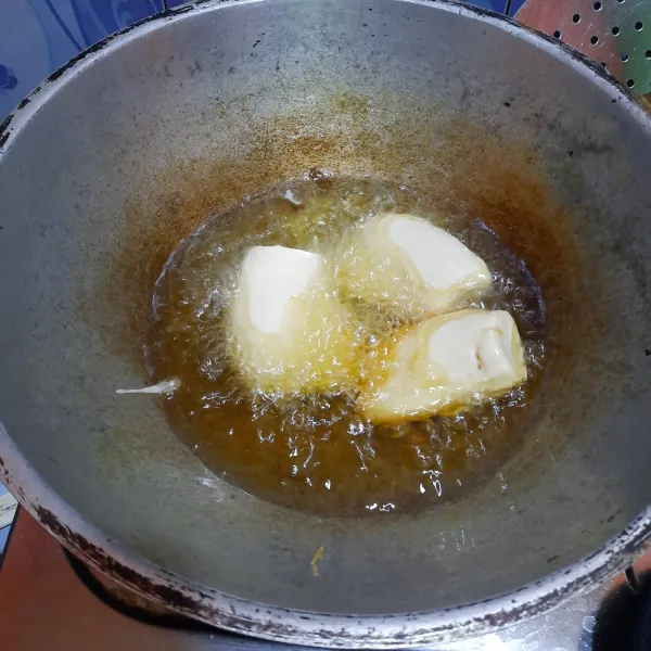 Panaskan minyak goreng pisang sampai kecoklatan, sebaiknya gunakan wajan anti lengket agar hasilnya lebih sempurna. Angkat, tiriskan dan sajikan.