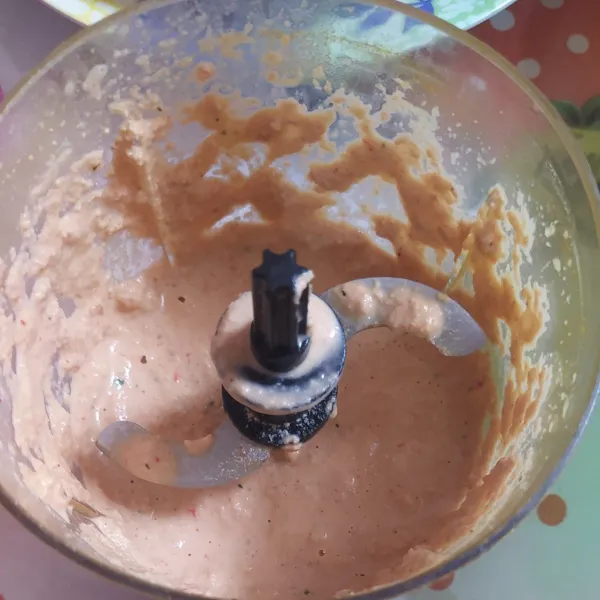 Blender bumbu bersama kacang tanah dan air hingga halus.