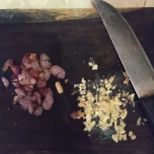 Iris bawang merah dan bawang putih