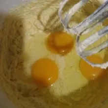Mixer margarin dan gula lalu tambakan baking powder. Kemudian masukkan telur dan mixer hingga mengembang