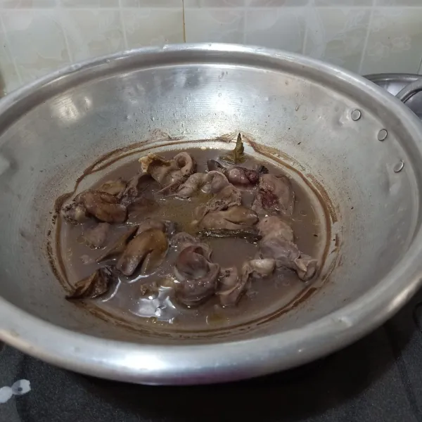 Cuci bersih hati dan ampela, tiriskan. Beri air jeruk nipis, air asam jawa dan garam. Campur rata. Kemudian masukkan ke dalam wajan. Tambahkan air dan daun salam. Rebus hati ampela sampai mendidih dan air menyusut, biarkan dingin.