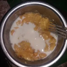 Lumatkan pisang kemudian tambahkan susu cair