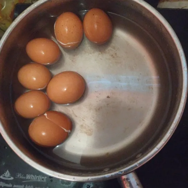 Rebus telur sampai matang. Kupas kulit telurnya.