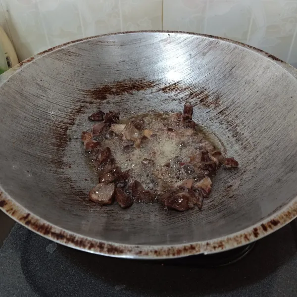 Setelah dingin, potong dadu kecil hati ampela. Kemudian goreng setengah kering atau kering sesuai selera. Matang, angkat dan tiriskan.