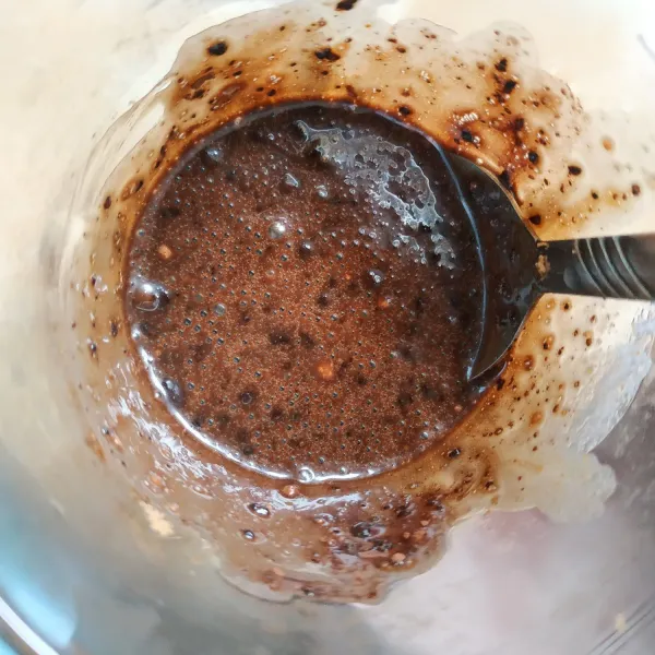 Campur coklat bubuk, susu kental manis dan air panas. Aduk rata hingga mengental.